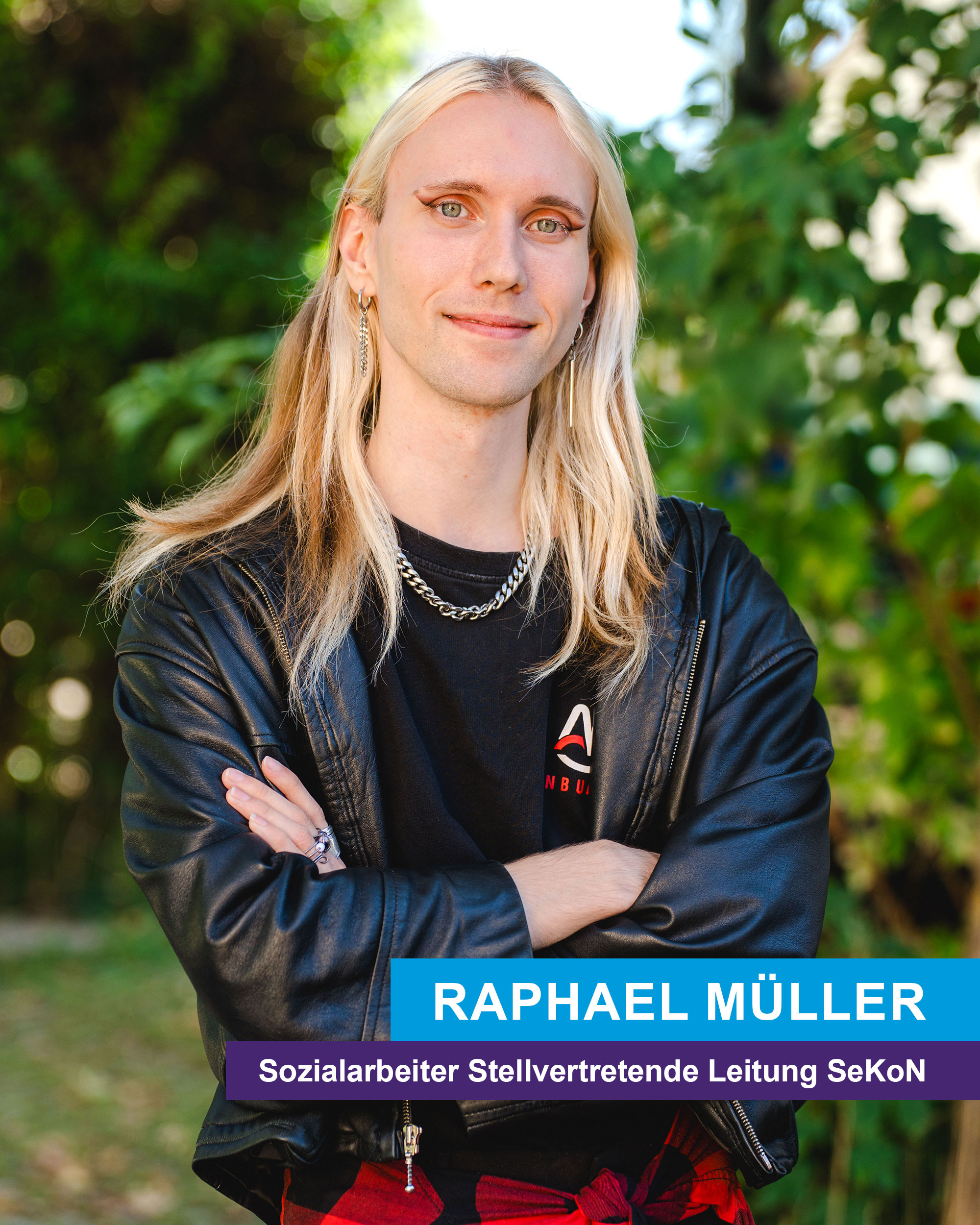 Auf diesem Bild ist Raphael Müller zusehen, Stellvertretende Leitung der Selbsthilfekontaktstelle Niederbayern